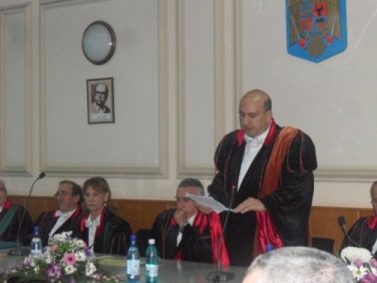 Profesorul Ovidiu Nicolescu a primit titlul de Doctor Honoris Causa